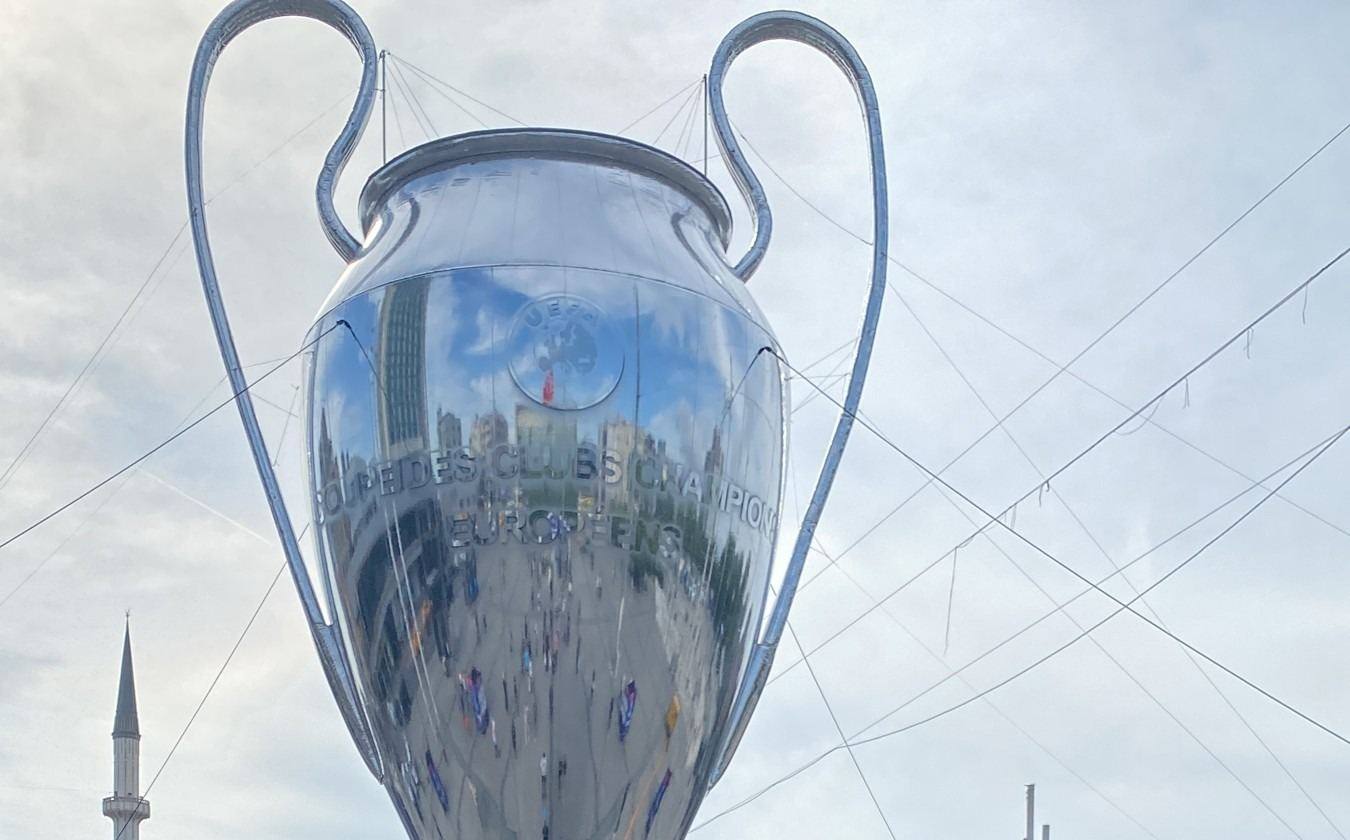 Escultura do troféu da UEFA Champions League em Istambul