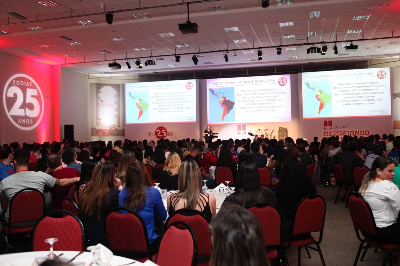 Plenária de celebração de 25 anos de uma empresa